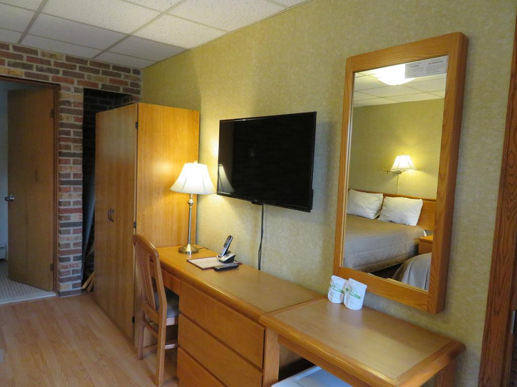 Motel & Hotel La Paysanne Sherbrooke Exterior photo